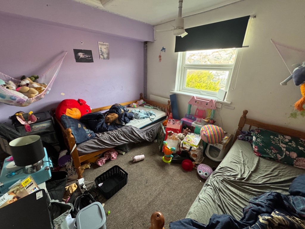 Lot: 47 - THREE STOREY FREEHOLD HOUSE INVESTMENT - Bedroom 2